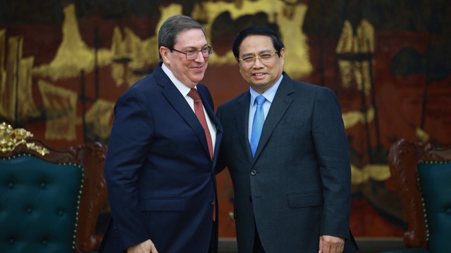 Vietnam willing to share renewal experience with Cuba: PM