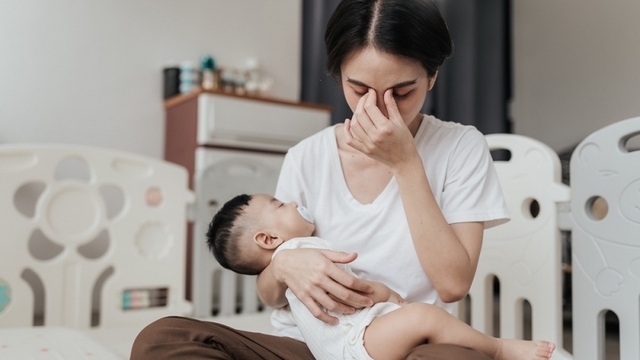 Căng thẳng với mẹ chồng, người mẹ trẻ bị trầm cảm sau sinh
