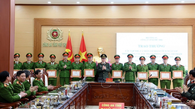 Khen thưởng đột xuất tập thể, cá nhân phá nhanh vụ án giết người mùng 4 Tết