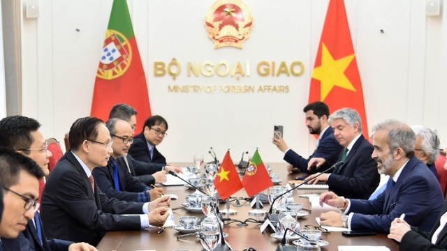 Bộ trưởng Lê Hoài Trung hội đàm với Bộ trưởng Ngoại giao Bồ Đào Nha Paulo Rangel