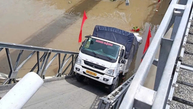 Xe tải chở gạo làm sập cầu ở Cần Thơ