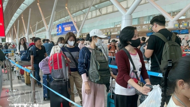 Tan Son Nhat airport sets new passenger record on sixth day of Tet holiday