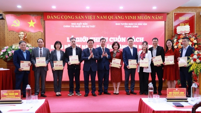 Giới thiệu cuốn sách về dấu ấn thành tựu nhiệm kỳ Đại hội XIII của Đảng