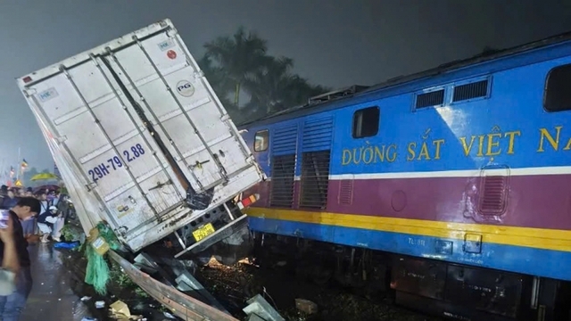 Đầu tàu SE3 hư hỏng nặng, nhiều chuyến tàu phải lùi giờ sau vụ va chạm với xe tải