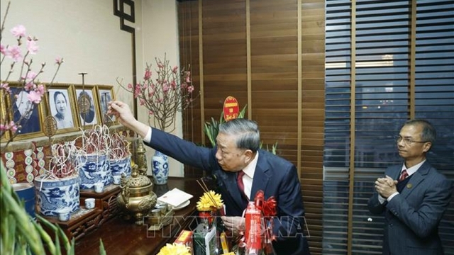 Tổng Bí thư thắp hương tưởng nhớ các đồng chí nguyên lãnh đạo Đảng, Nhà nước
