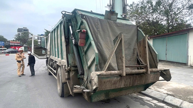 Để biển số bám bẩn, tài xế xe rác ở Hà Nội bị phạt 23 triệu đồng