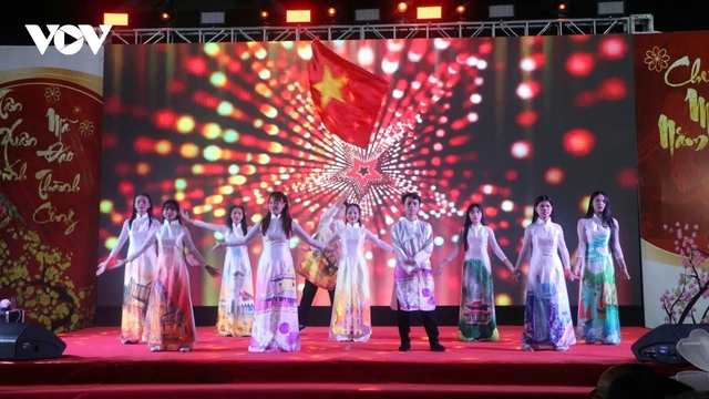 Vietnamese expatriates in Cambodia join foreign friends to celebrate Tet