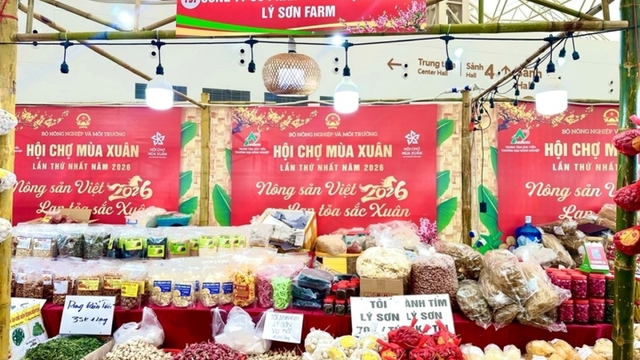 Bỏ túi hàng trăm triệu tại Hội chợ Mùa Xuân vì khách mê tỏi cô đơn Lý Sơn