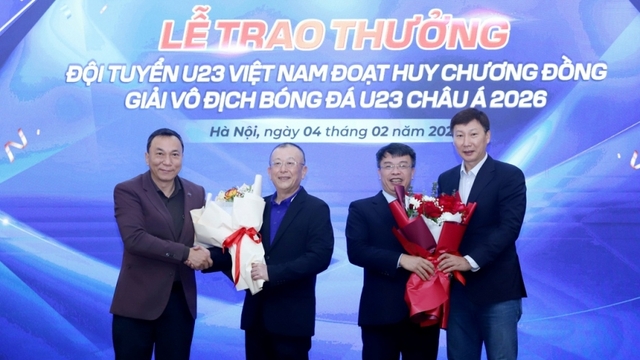 HLV Kim Sang Sik cùng U23 Việt Nam nhận thưởng lớn