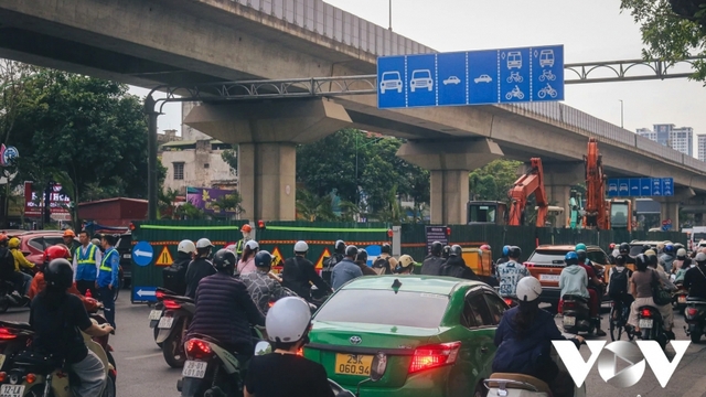 Hà Nội: Rào chắn khắp nơi, giao thông chật vật
