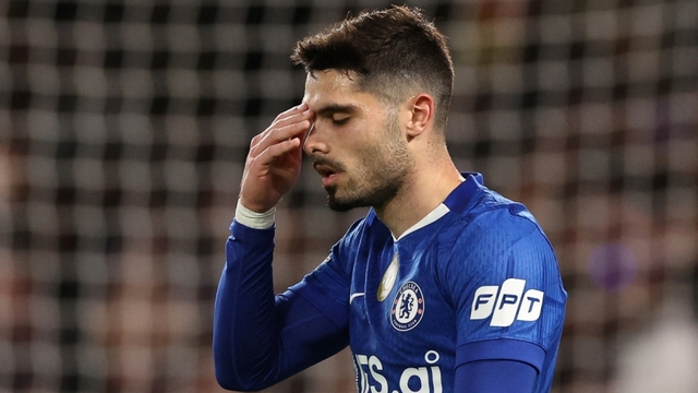 Bị loại khỏi cúp C1 châu Âu, Chelsea gặp thêm khó khăn trong cuộc đua với MU