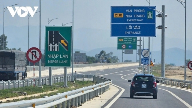 Hư hỏng cao tốc Vân Phong - Nha Trang, nhà thầu chậm khắc phục