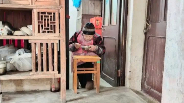 Chế độ ăn ngủ 'độc lạ' của cụ bà 50 năm không vào viện