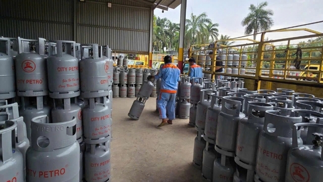 Giá gas vượt 500.000 đồng/bình 12kg sau đợt điều chỉnh mới