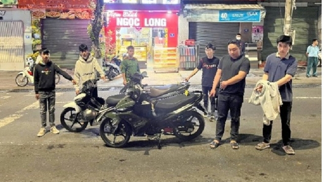 Giả danh công an, 3 thanh niên chặn xe người đi đường để "xử phạt"