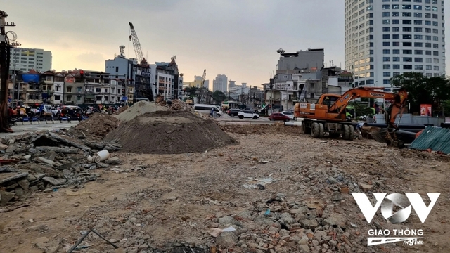 Hà Nội: Bụi mù mịt bên những công trình