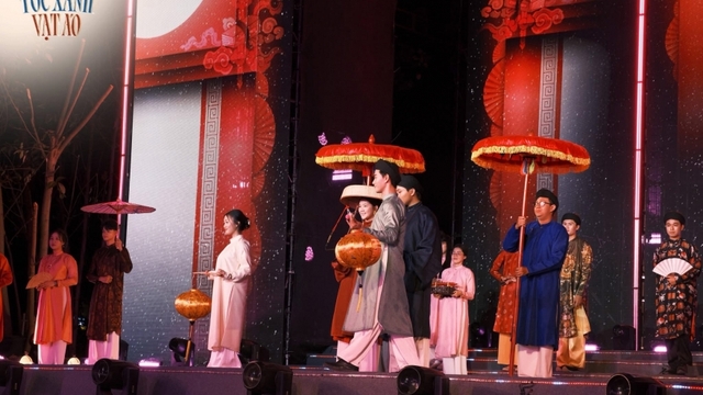 1.000 bạn trẻ mặc Việt phục xuống phố, lan tỏa tình yêu di sản