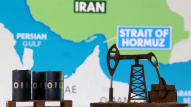 Giá dầu của Mỹ vượt mốc 100USD/thùng, tăng gần 50% kể từ xung đột Iran