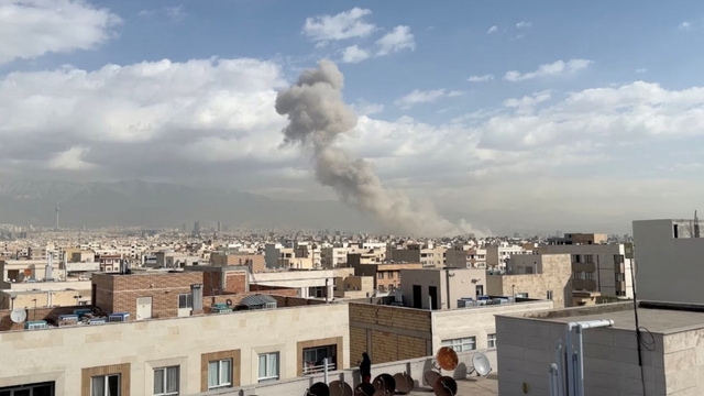 Toàn cảnh quốc tế sáng 1/4: Iran tấn công "đầu não" Hạm đội 5 của Mỹ