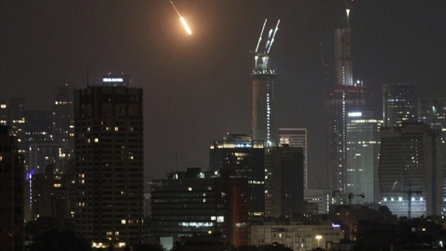 Toàn cảnh quốc tế sáng 17/4: Iran tung 'thợ săn đêm' đối phó đòn không kích của Mỹ