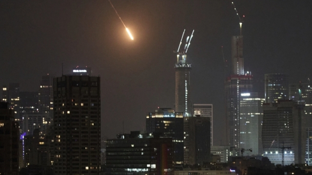 Iran tấn công dữ dội vào Israel và các nước vùng Vịnh