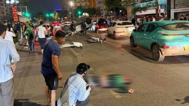 Xế hộp Lexus gây tai nạn liên hoàn giữa đêm tại Hà Nội, nhiều người nhập viện