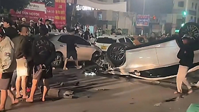 Tạm giữ hình sự tài xế Lexus gây tai nạn liên hoàn trên phố Trung Kính, Hà Nội