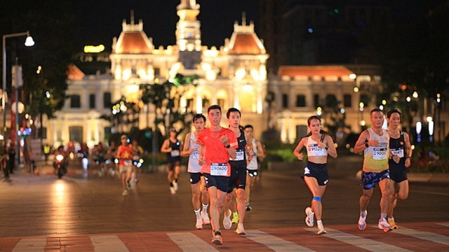 Hơn 13.000 runner dự giải chạy đêm VnExpress Marathon Ho Chi Minh City Midnight