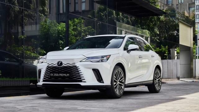 Lexus thẳng tay hạ giá loạt xe Hybrid tới 330 triệu đồng
