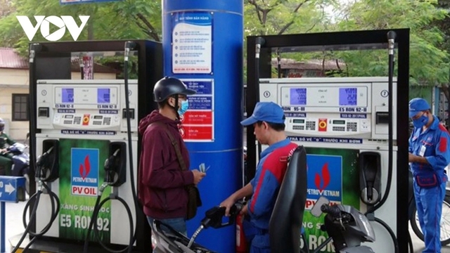 Thủ tướng yêu cầu không để đứt gãy nguồn cung xăng dầu cho sản xuất và tiêu dùng