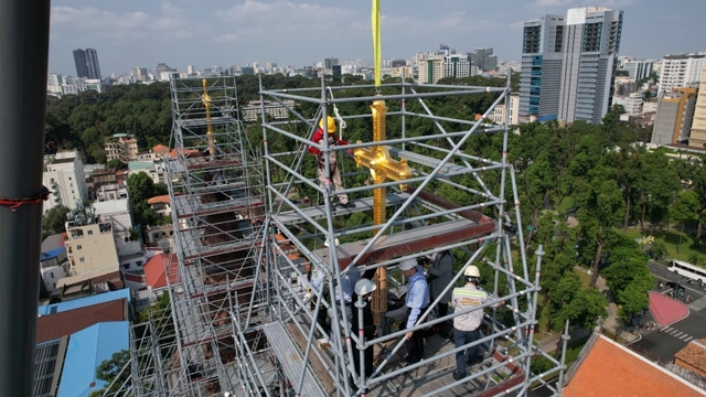 Lắp thánh giá mạ vàng lên đỉnh cao 57m tại nhà thờ Đức Bà