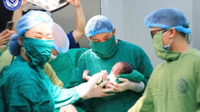 Sản phụ 60 tuổi sinh bé trai khỏe mạnh tại Bệnh viện Phụ sản Trung ương