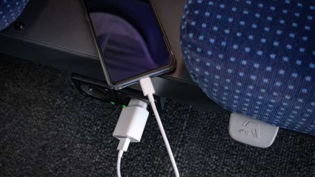 Sạc điện thoại qua đêm có hại không?