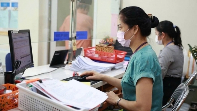 Đãi ngộ công chức: Tăng lương thôi chưa đủ