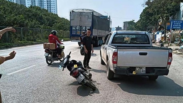 Dựng lại hiện trường vụ xe bán tải tạt đầu, 3 người suýt ngã vào rơ-moóc ở Hà Nội