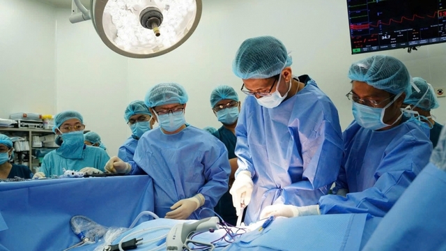 Mẹ hiến thận cứu con: Ca ghép đầu tiên thành công tại Nhi đồng 1