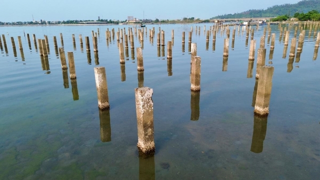Bãi cọc bê-tông “ám ảnh” đầm Lập An, Huế gần hai thập kỷ