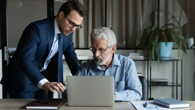 Không học AI, nguy cơ mất việc ngày càng rõ với lao động lớn tuổi