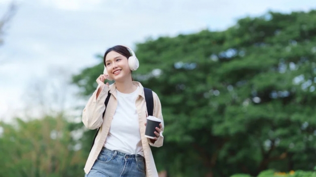 Thói quen đeo tai nghe khi đi bộ tưởng vô hại lại tiềm ẩn rủi ro khó ngờ