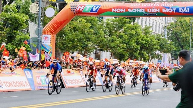 Người dân TP.HCM và du khách đội nắng đón đoàn đua xe đạp về đích 30/4