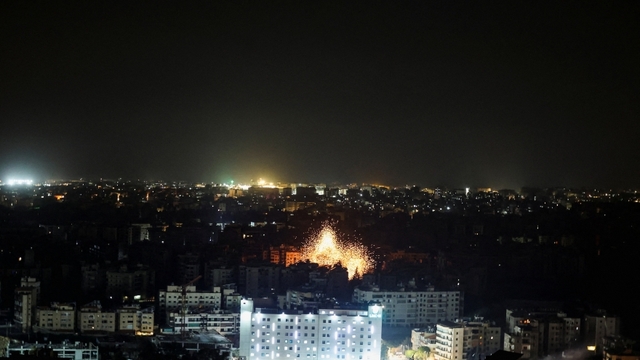 Israel tiếp tục tấn công Iran, Tehran bác tin tàu chiến Mỹ đi qua eo biển Hormuz