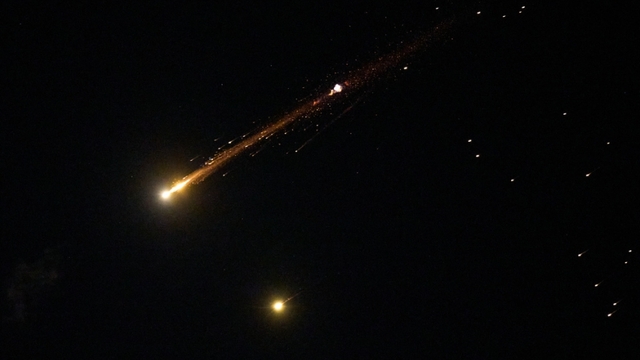 Israel và Iran tiếp tục tấn công nhau, hàng loạt còi báo động vang lên ở Vùng Vịnh