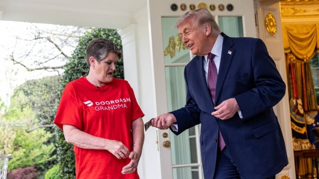 Ông Trump "tip" cho người giao hàng 100 USD khi đặt đồ ăn nhanh đến Phòng Bầu dục