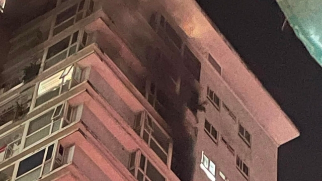 Cháy căn hộ chung cư ở TP.HCM, nhiều người dân hoảng sợ tháo chạy