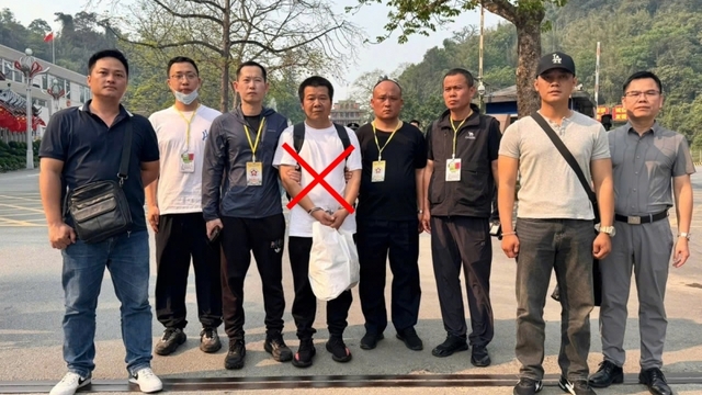 Chuyển giao đối tượng truy nã người Trung Quốc cho công an nước bạn