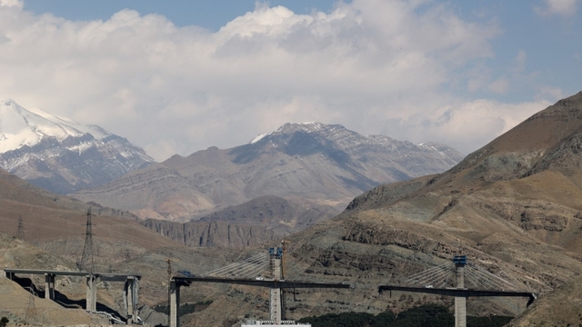 Người dân Iran bàng hoàng sau khi cây cầu lớn nhất nước bị đánh sập