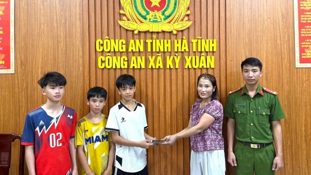Nhặt được điện thoại, 3 học sinh lớp 8 trình báo công an trả lại người đánh rơi