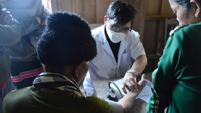 Chia sẻ yêu thương với nhân dân tỉnh Sê Kông nhân dịp Tết Bunpimay