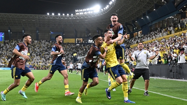 Tiến gần mốc 1000 bàn thắng, Ronaldo có cơ hội giành cú đúp danh hiệu