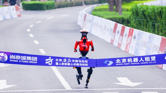 Robot hình người tăng tốc trên đường đua tại Bắc Kinh